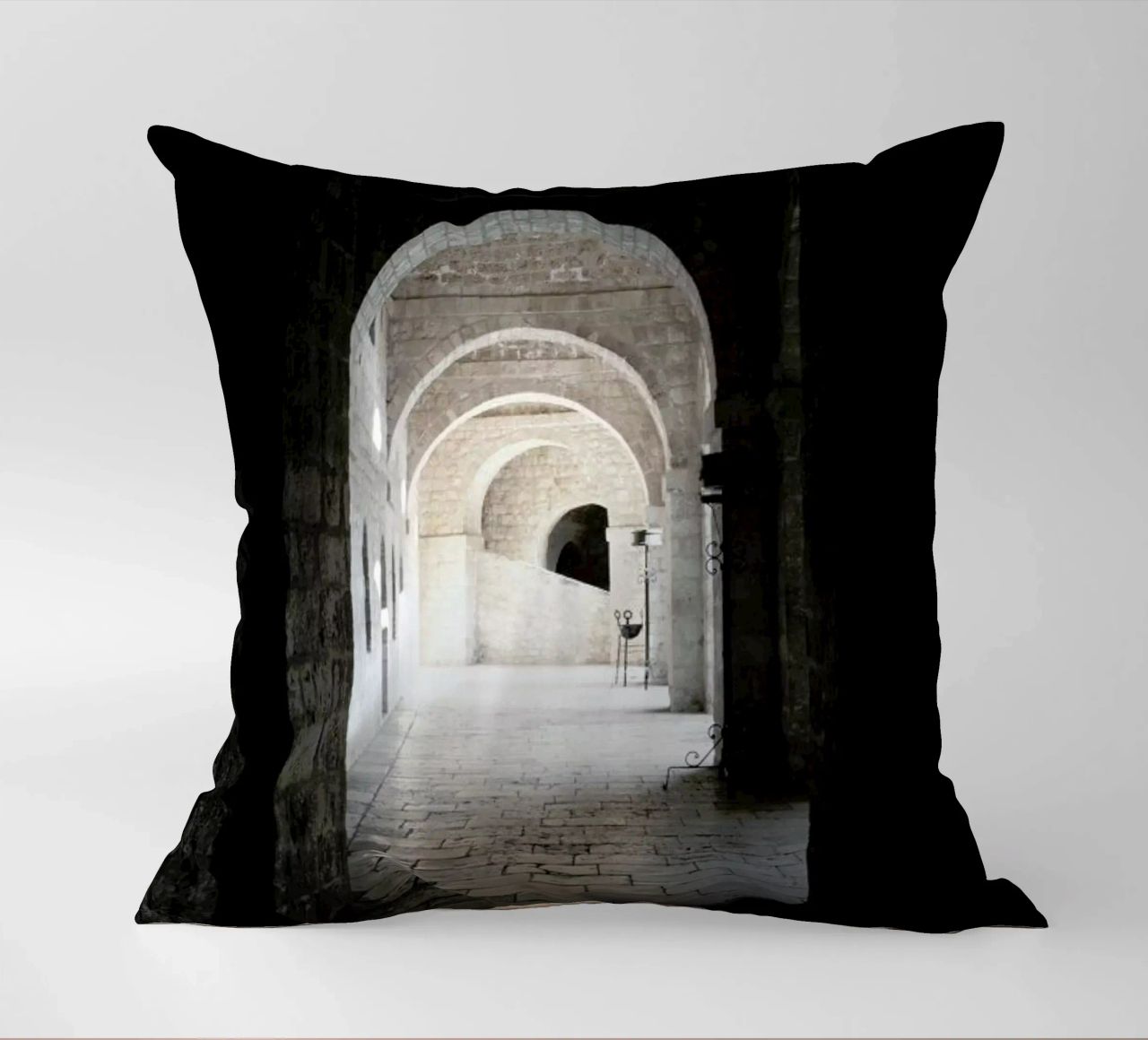 The Whisper Of Architecture And Centuries cuscino da Studio Nahili