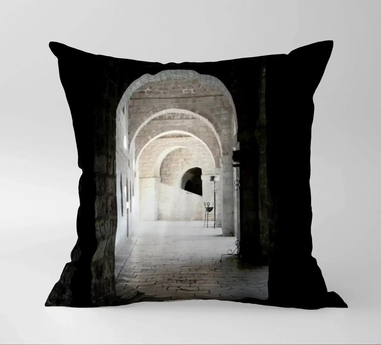 The Whisper Of Architecture And Centuries cuscino da Studio Nahili