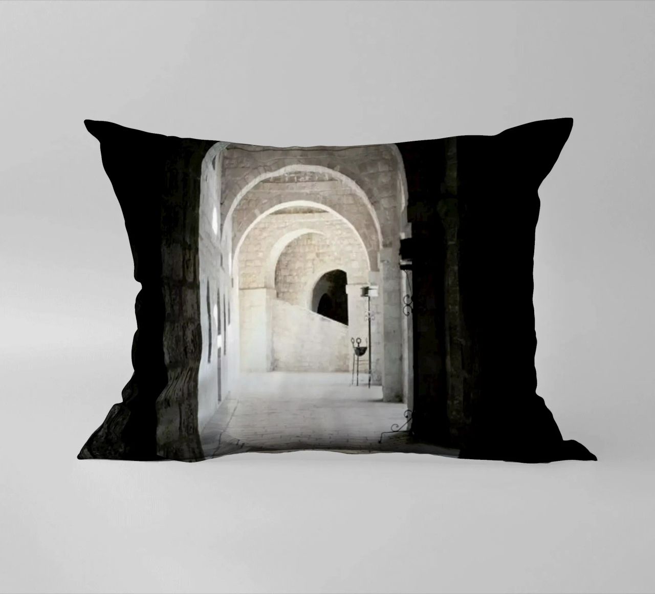 The Whisper Of Architecture And Centuries cuscino da Studio Nahili