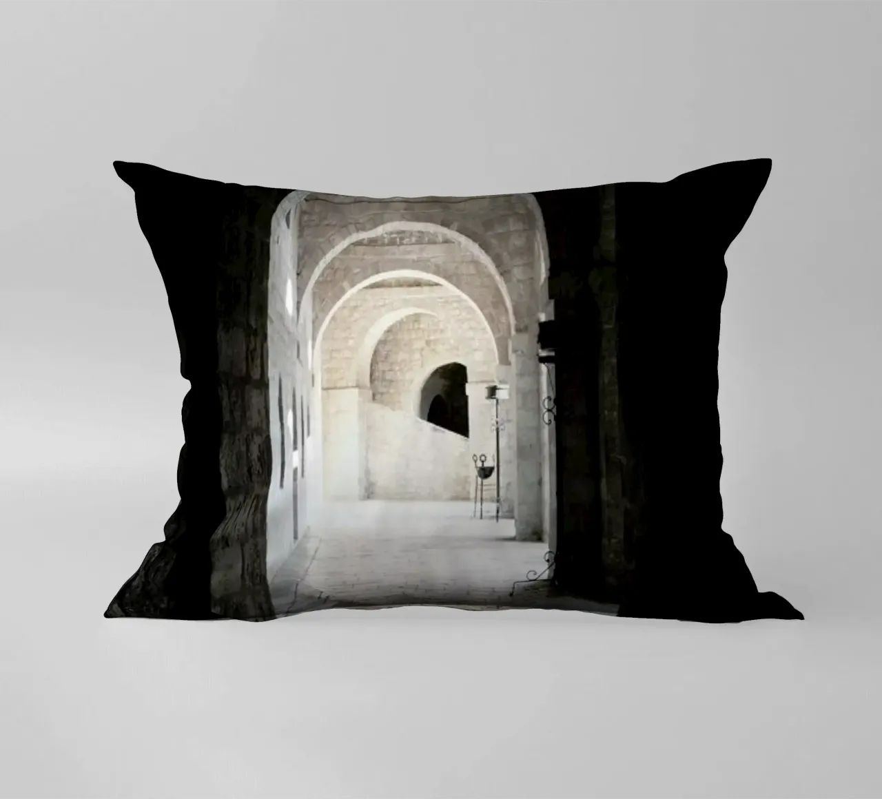 The Whisper Of Architecture And Centuries cuscino da Studio Nahili