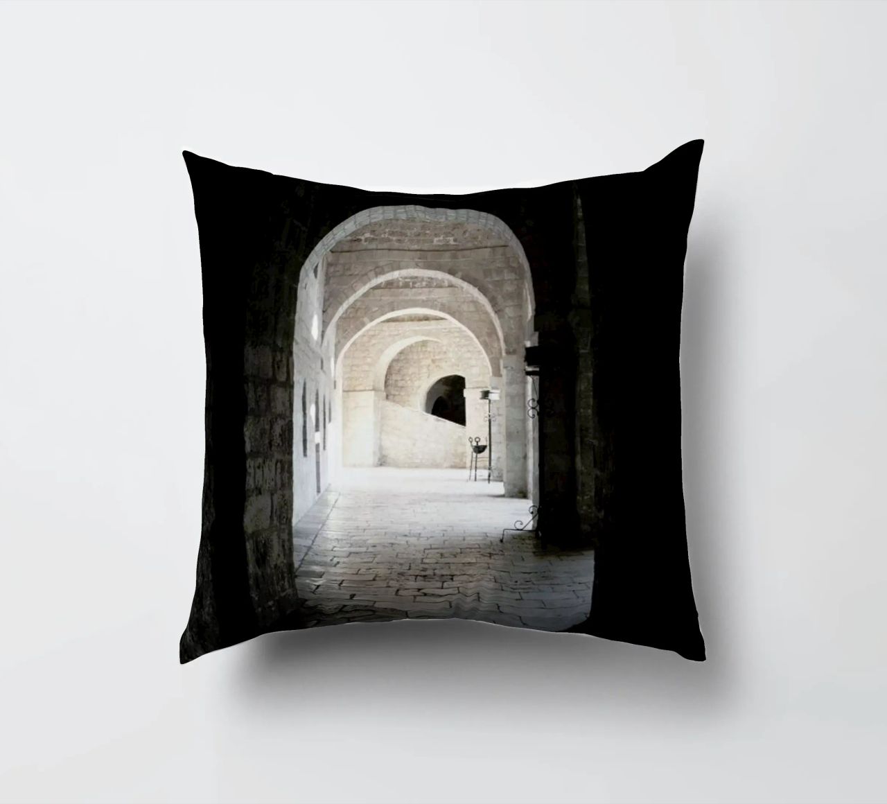 The Whisper Of Architecture And Centuries cuscino da Studio Nahili