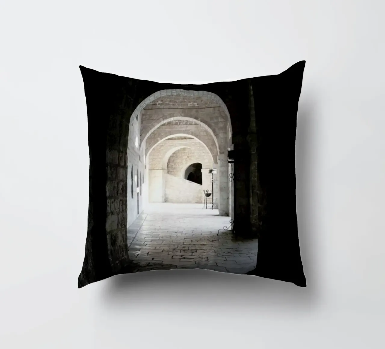 The Whisper Of Architecture And Centuries coussin de Studio Nahili