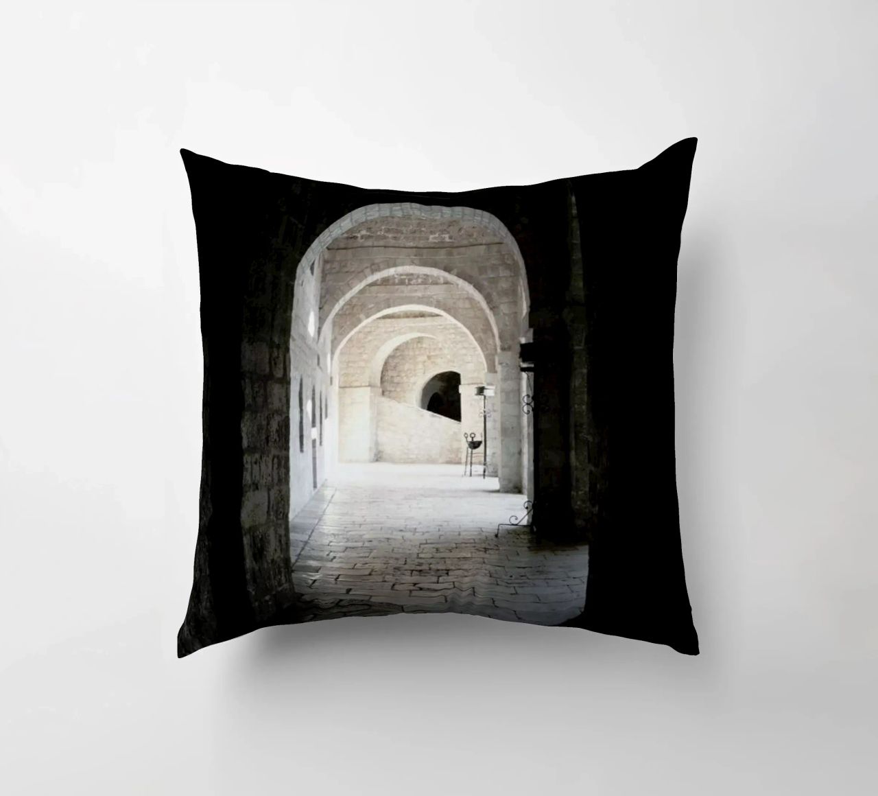 The Whisper Of Architecture And Centuries cuscino da Studio Nahili