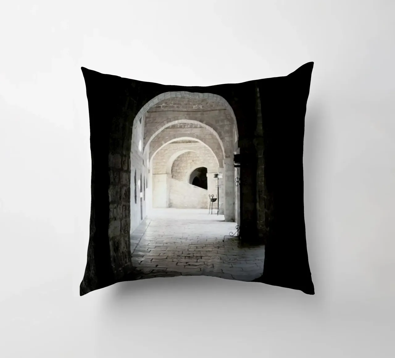 The Whisper Of Architecture And Centuries cuscino da Studio Nahili