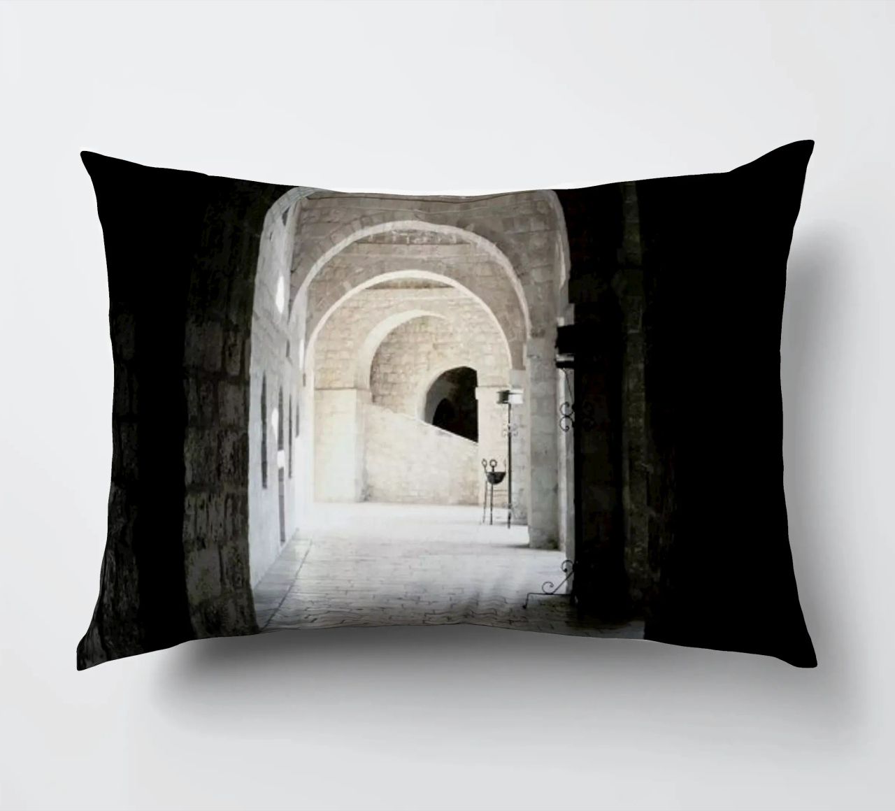 The Whisper Of Architecture And Centuries cuscino da Studio Nahili