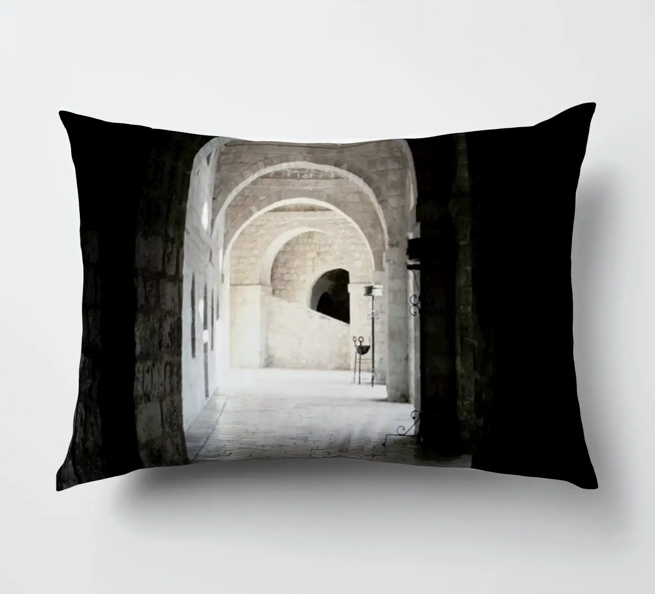 The Whisper Of Architecture And Centuries cuscino da Studio Nahili