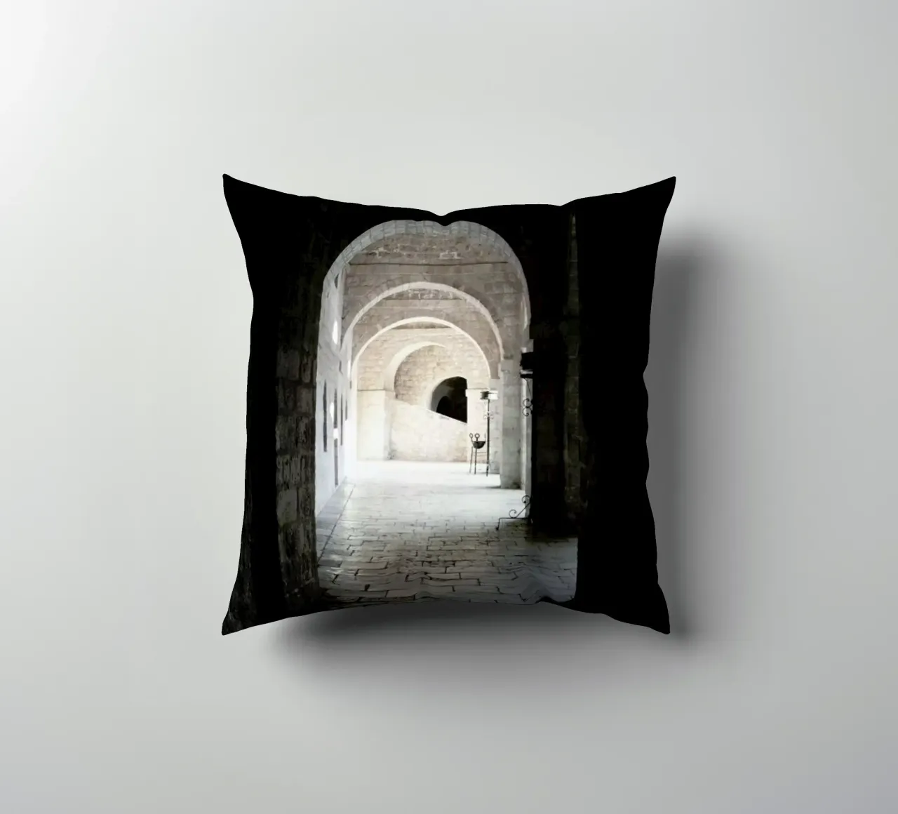 The Whisper Of Architecture And Centuries cuscino da Studio Nahili