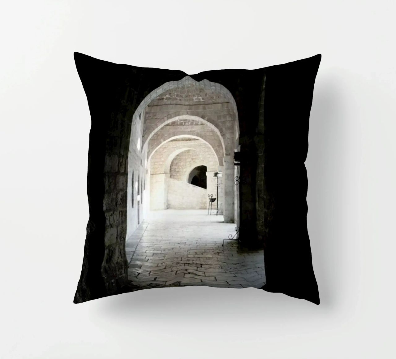 The Whisper Of Architecture And Centuries cuscino da Studio Nahili