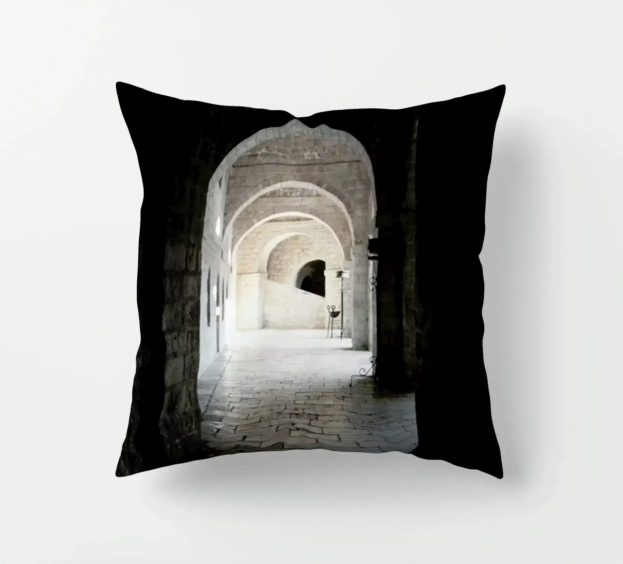 The Whisper Of Architecture And Centuries cuscino da Studio Nahili