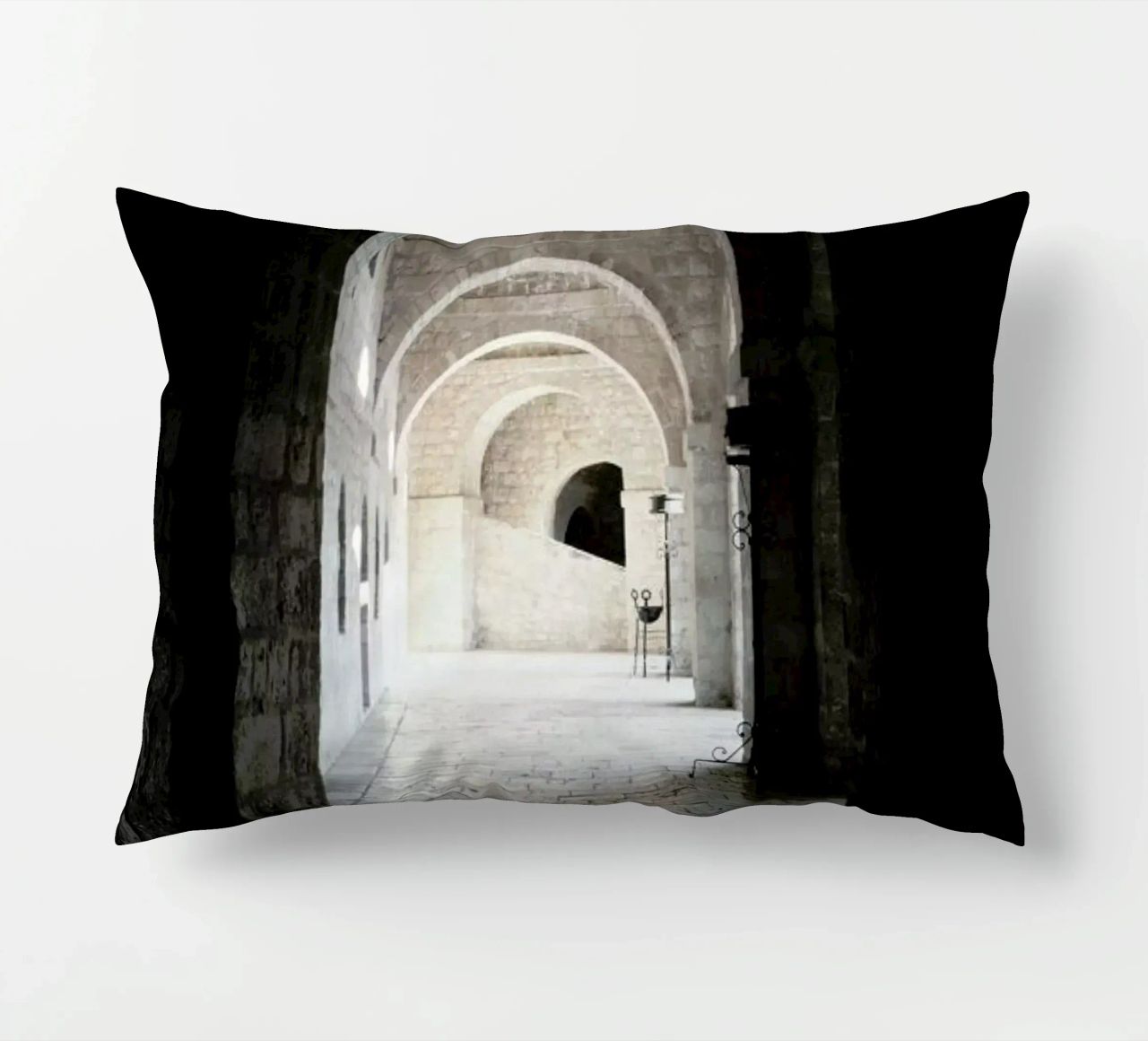 The Whisper Of Architecture And Centuries cuscino da Studio Nahili