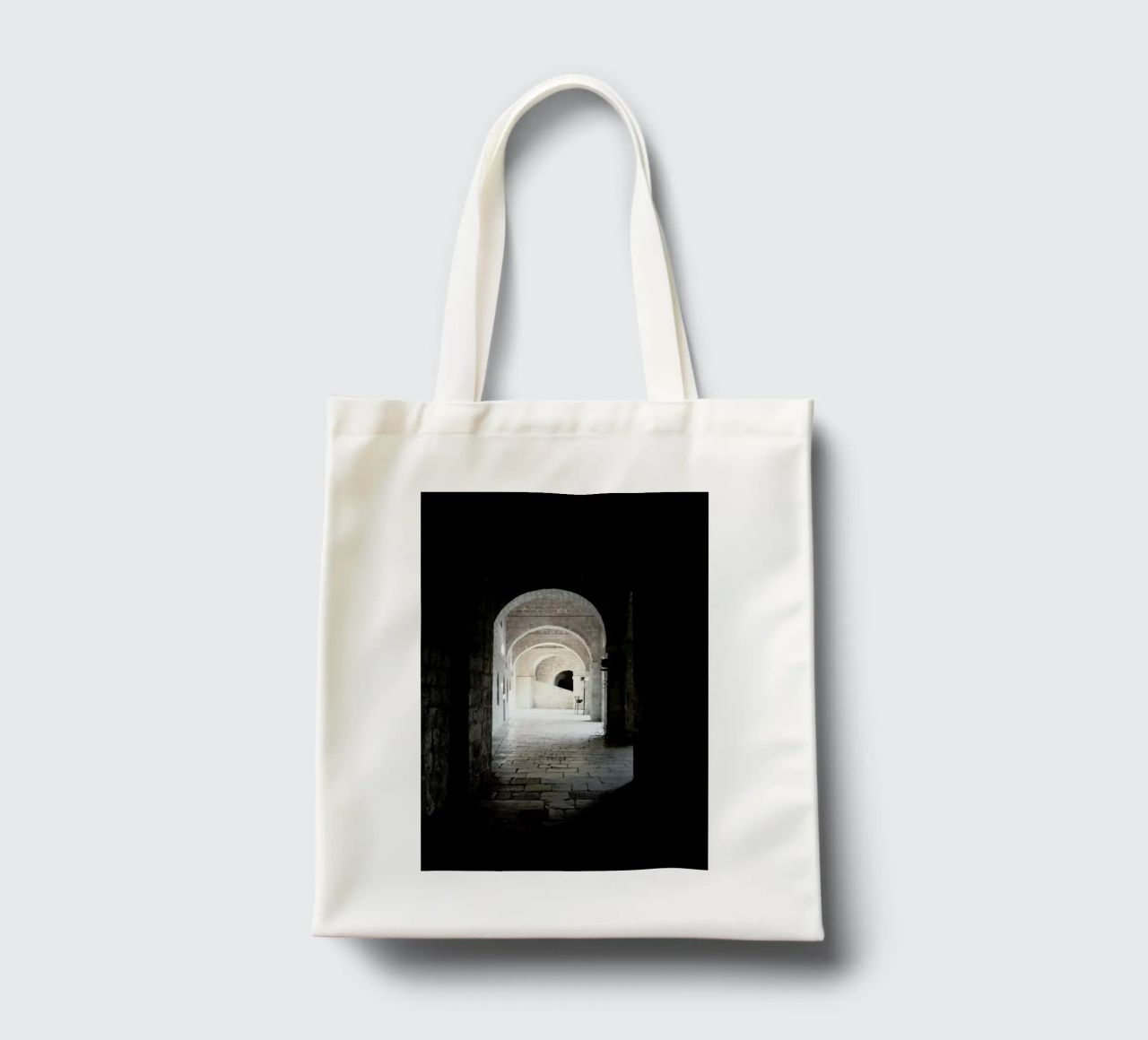 The Whisper Of Architecture And Centuries borsa in juta da Studio Nahili