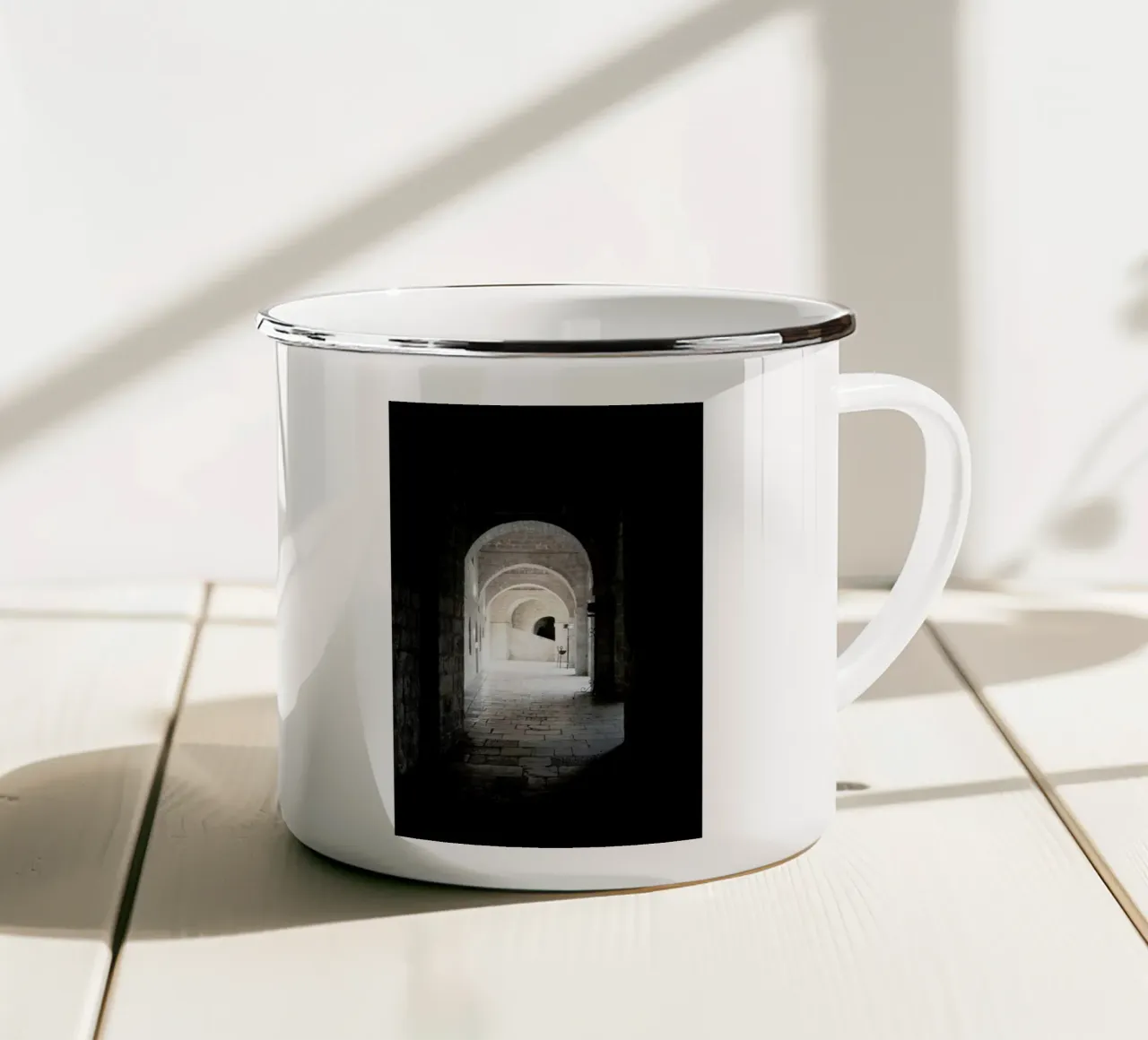 The Whisper Of Architecture And Centuries mug en émail de Studio Nahili