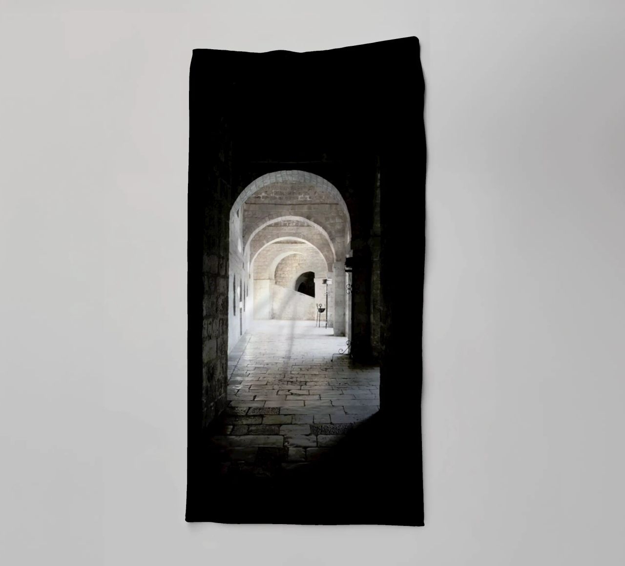 The Whisper Of Architecture And Centuries asciugamano da bagno da Studio Nahili
