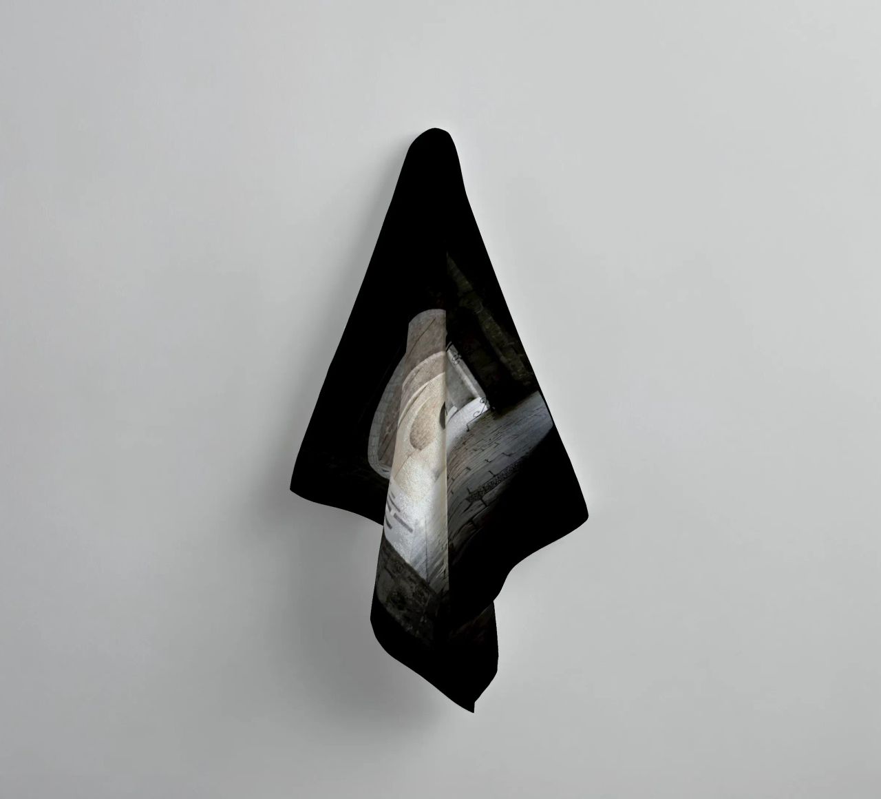 The Whisper Of Architecture And Centuries asciugamano da bagno da Studio Nahili