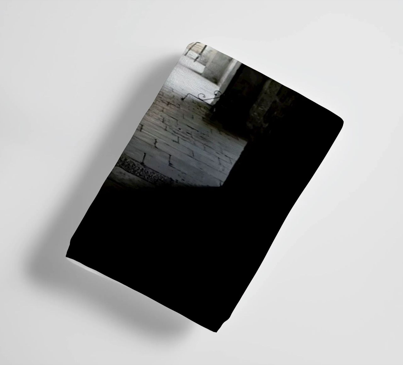 The Whisper Of Architecture And Centuries asciugamano da bagno da Studio Nahili