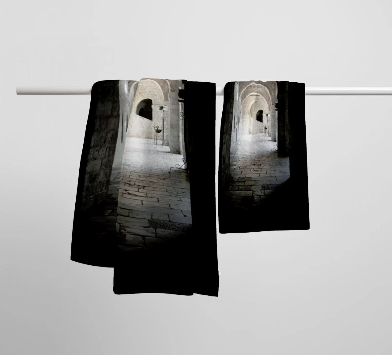 The Whisper Of Architecture And Centuries asciugamano da bagno da Studio Nahili