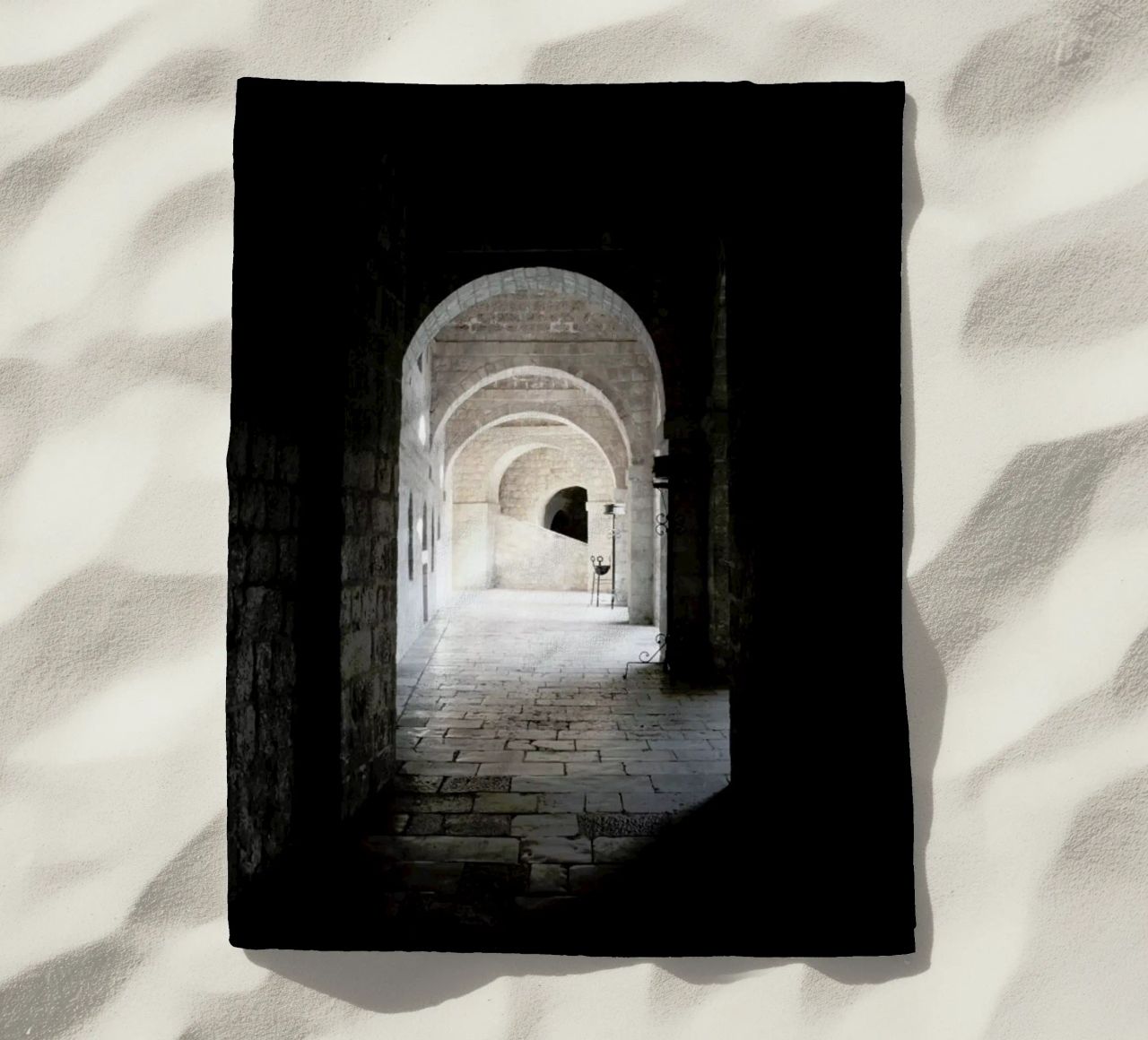 The Whisper Of Architecture And Centuries telo mare da Studio Nahili