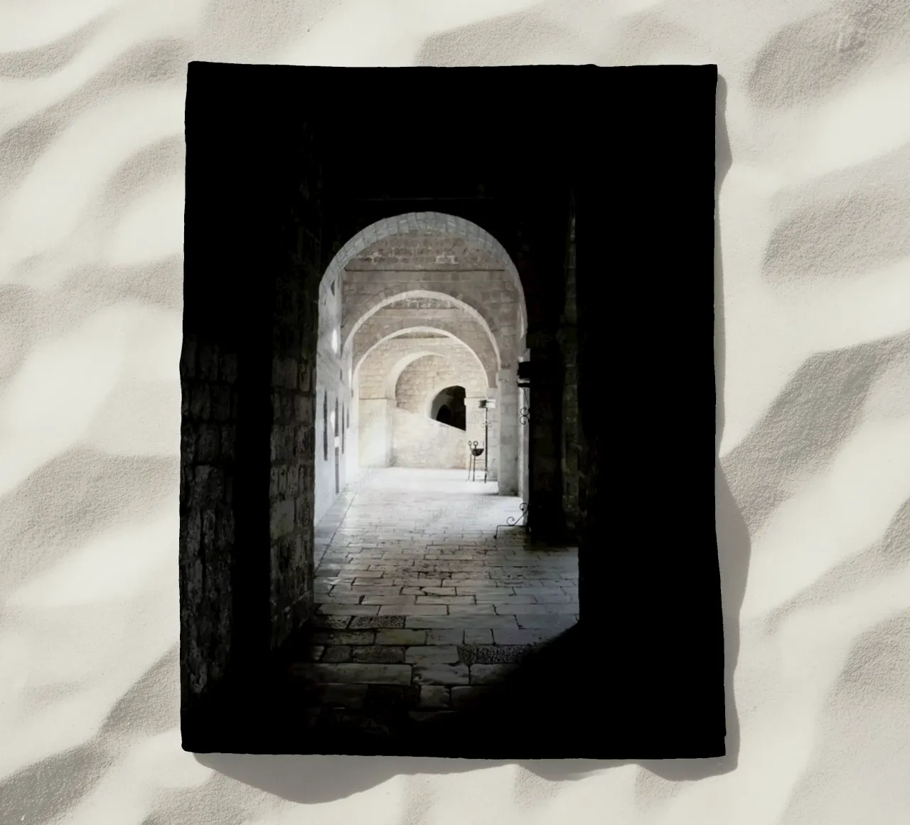 The Whisper Of Architecture And Centuries toalla de playa de Studio Nahili