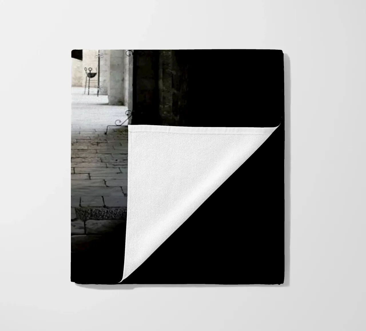 The Whisper Of Architecture And Centuries strandhanddoek van Studio Nahili