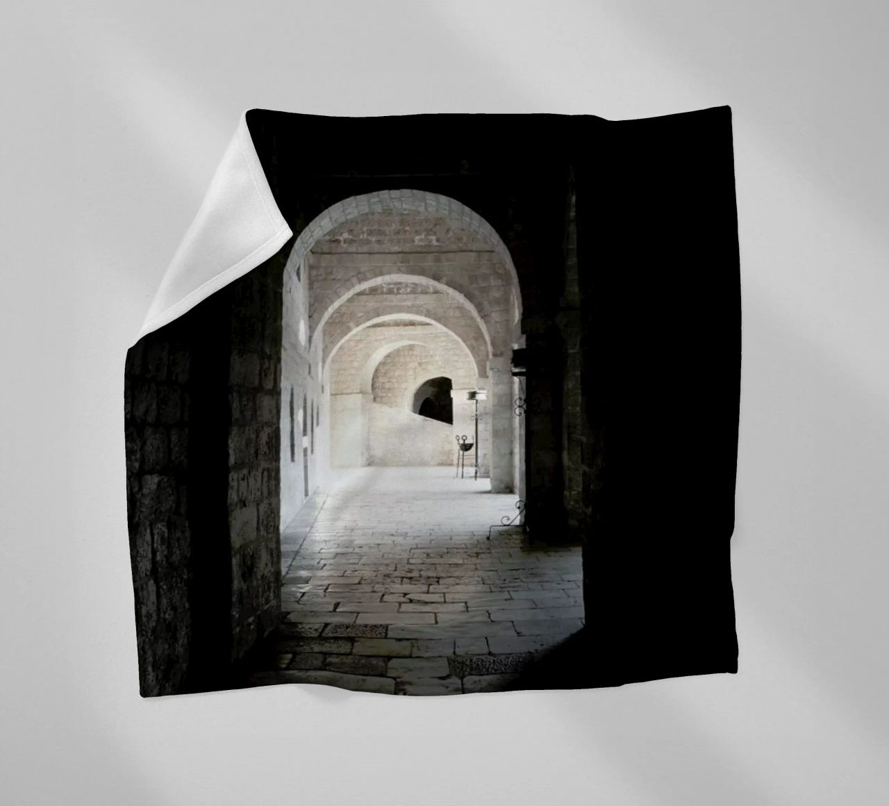 The Whisper Of Architecture And Centuries coperta in pile da Studio Nahili