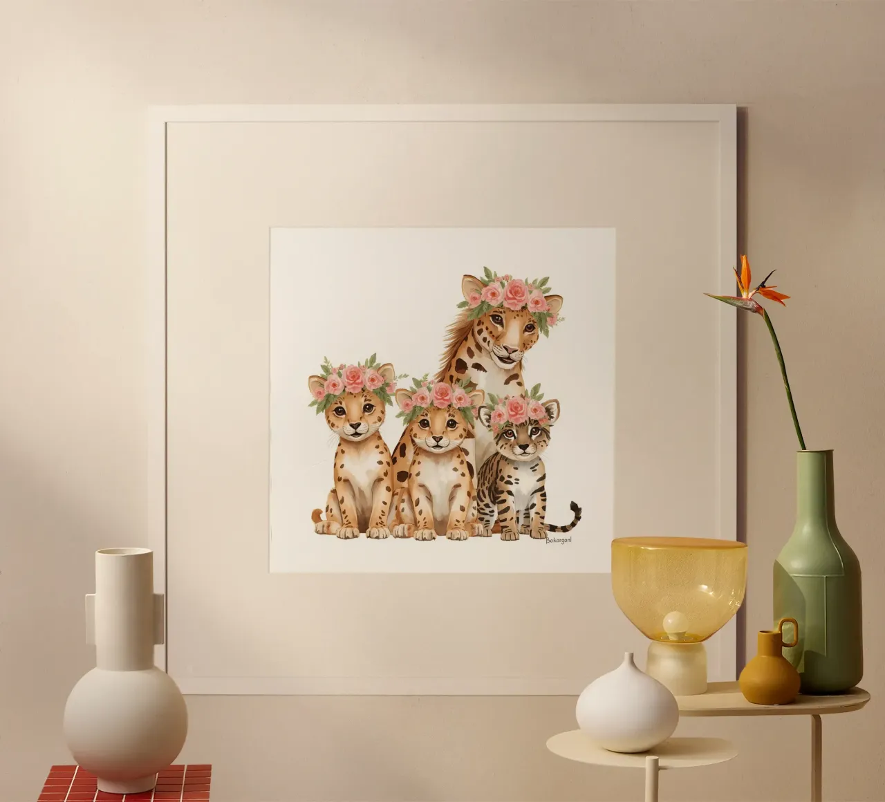 Simpatica illustrazione di una famiglia di ghepardi che indossano tutti fiori poster con telaio in plastica da DesignDoodle