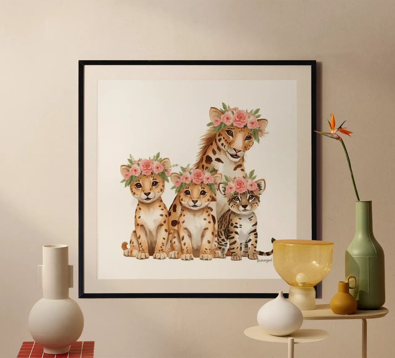 Simpatica illustrazione di una famiglia di ghepardi che indossano tutti fiori poster con telaio in plastica da DesignDoodle