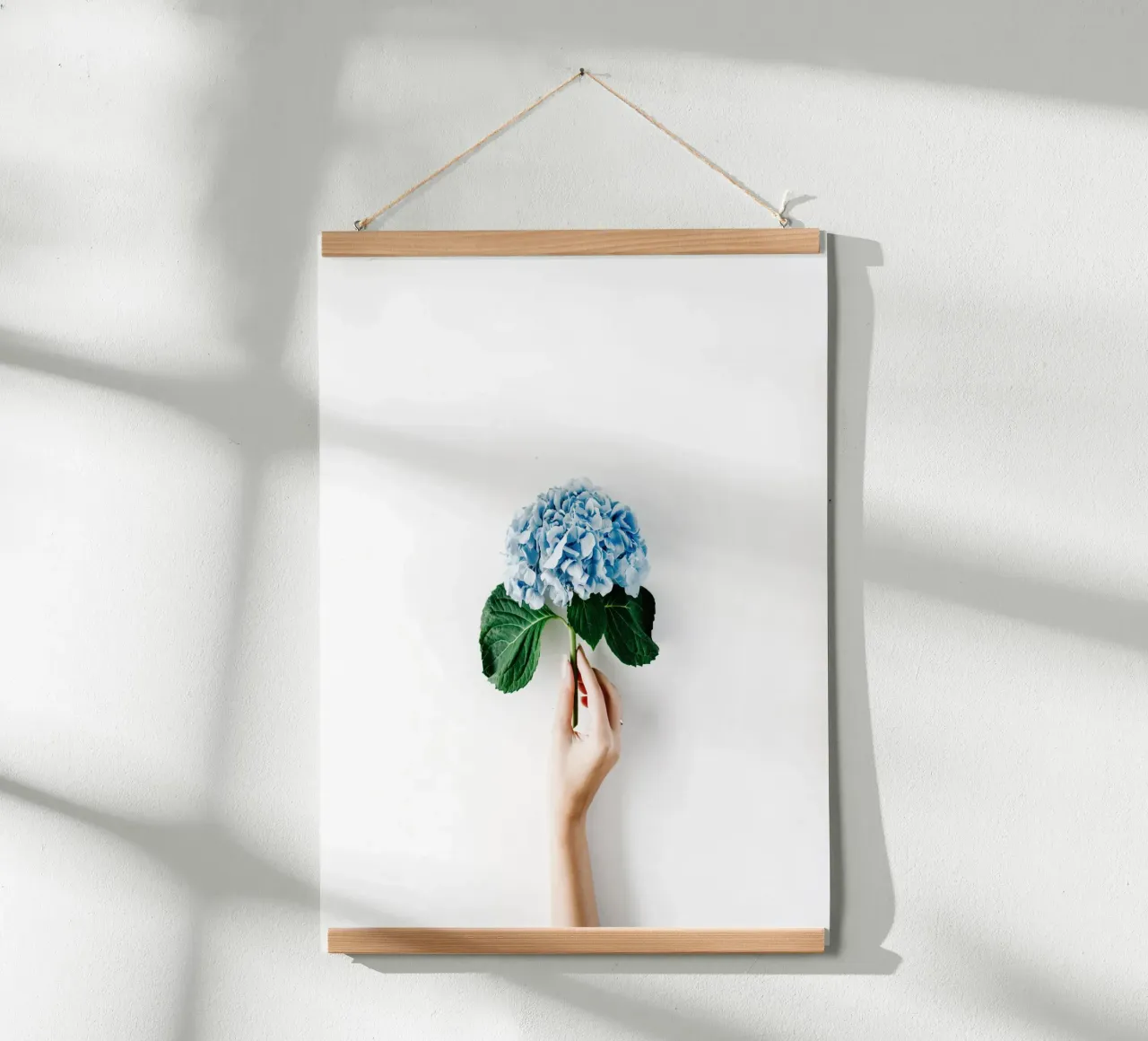 Sussurri blu poster con telaio in alluminio da PhotoVibe Decor