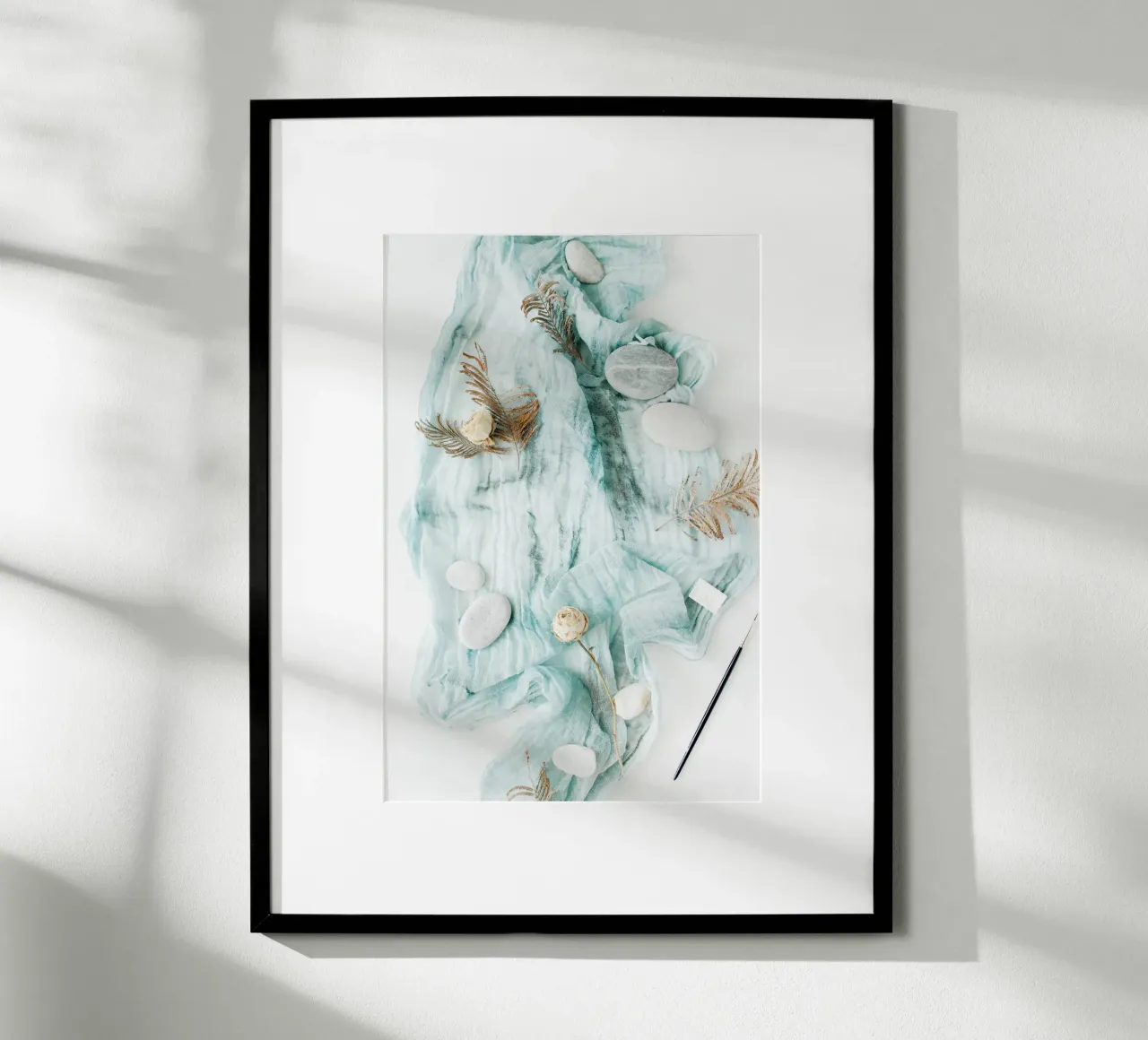 Sussurri blu poster con telaio in alluminio da PhotoVibe Decor