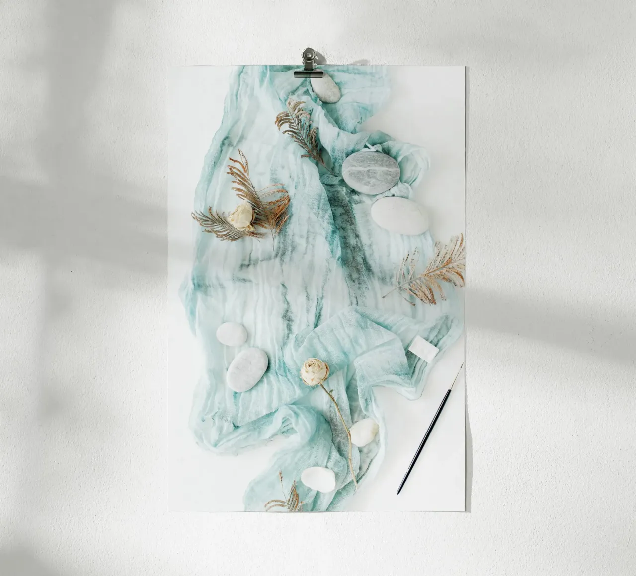 Sussurri blu poster con telaio in alluminio da PhotoVibe Decor