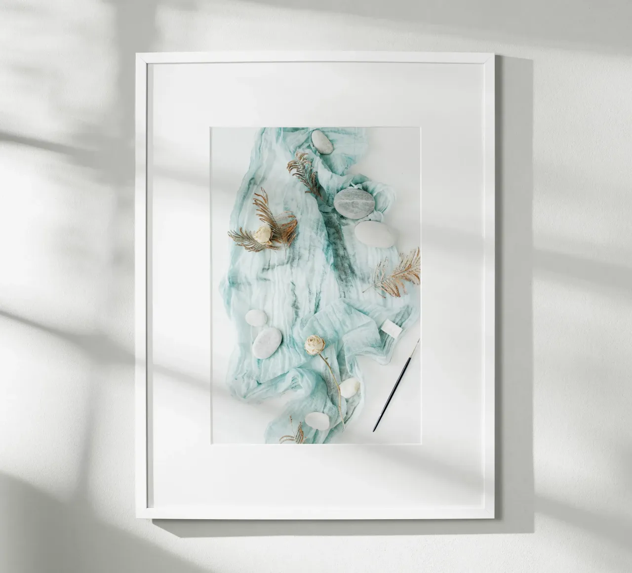 Sussurri blu poster con telaio in alluminio da PhotoVibe Decor