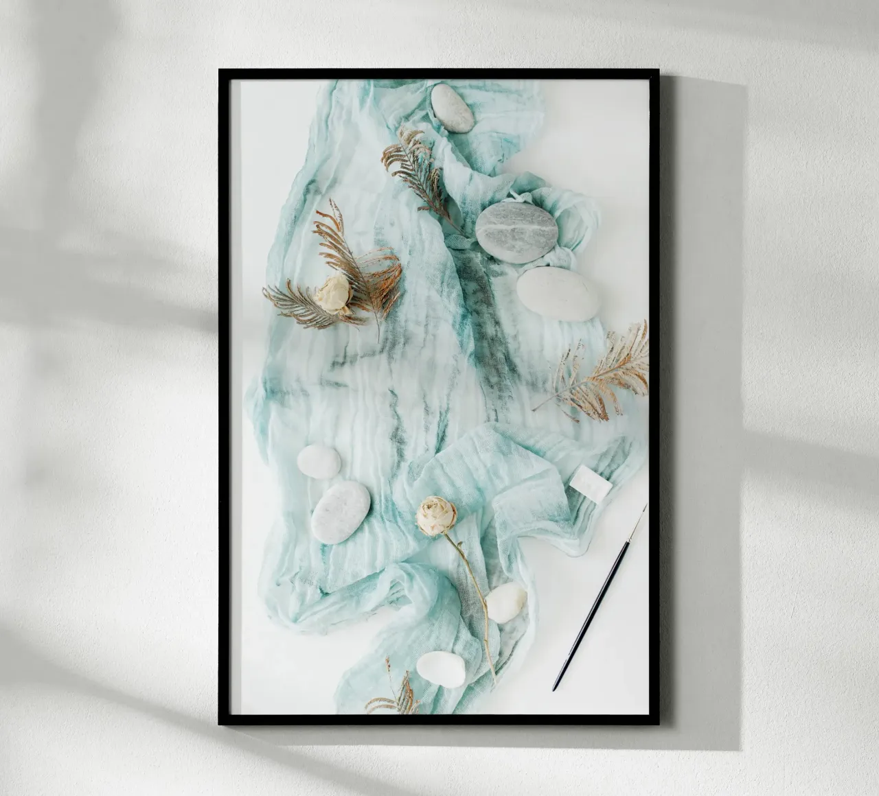 Sussurri blu poster con telaio in alluminio da PhotoVibe Decor