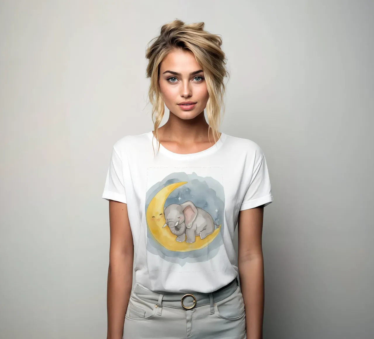 Un petit éléphant se repose sur la lune jaune avec un visage endormi. t-shirt ajusté pour femmes de DesignDoodle