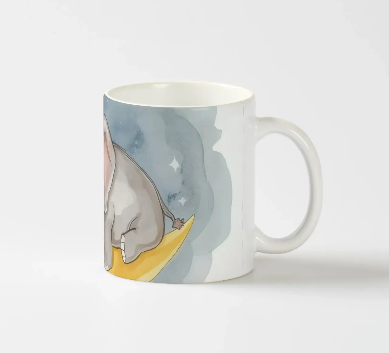 Un petit éléphant se repose sur la lune jaune avec un visage endormi. mug en céramique de DesignDoodle