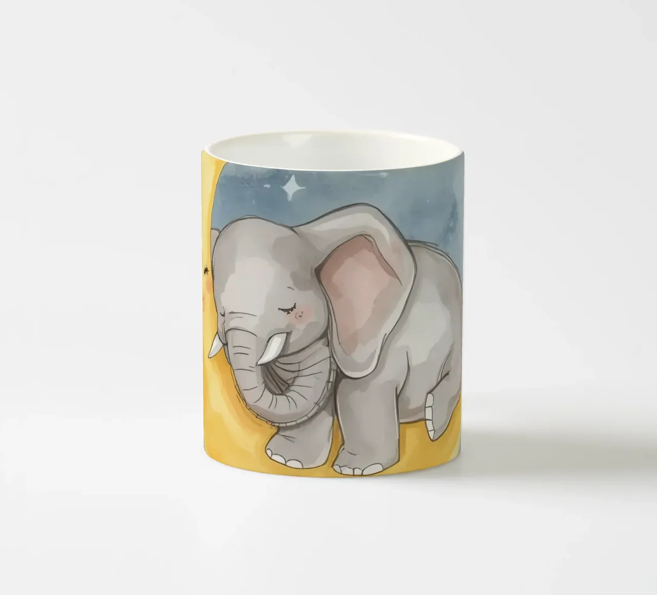 Un petit éléphant se repose sur la lune jaune avec un visage endormi. mug en céramique de DesignDoodle