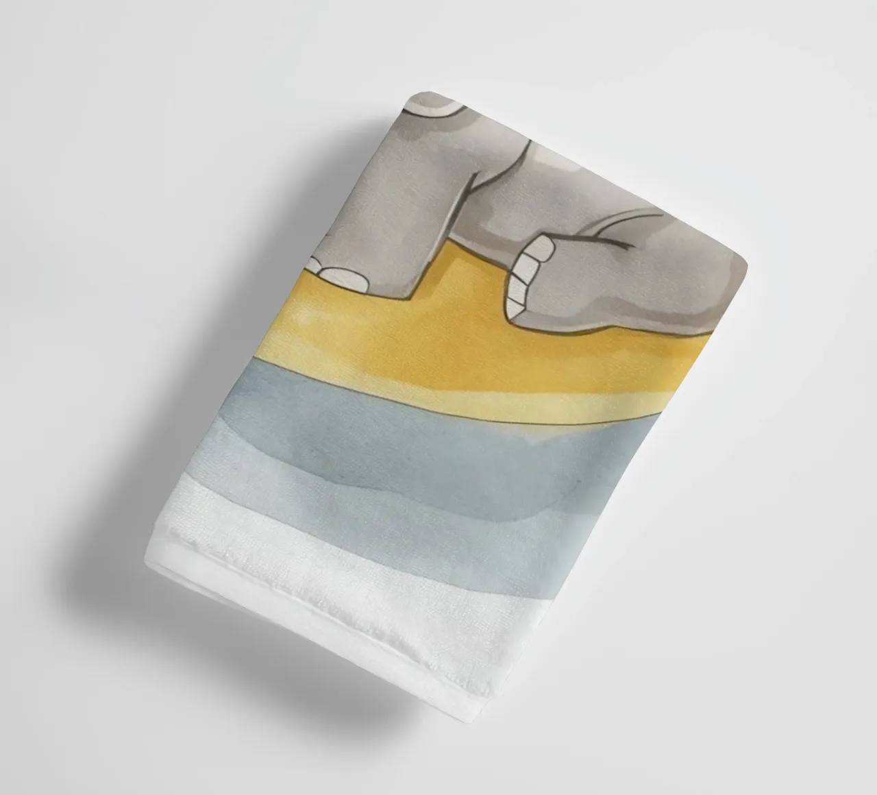 Un petit éléphant se repose sur la lune jaune avec un visage endormi. serviette de bain de DesignDoodle