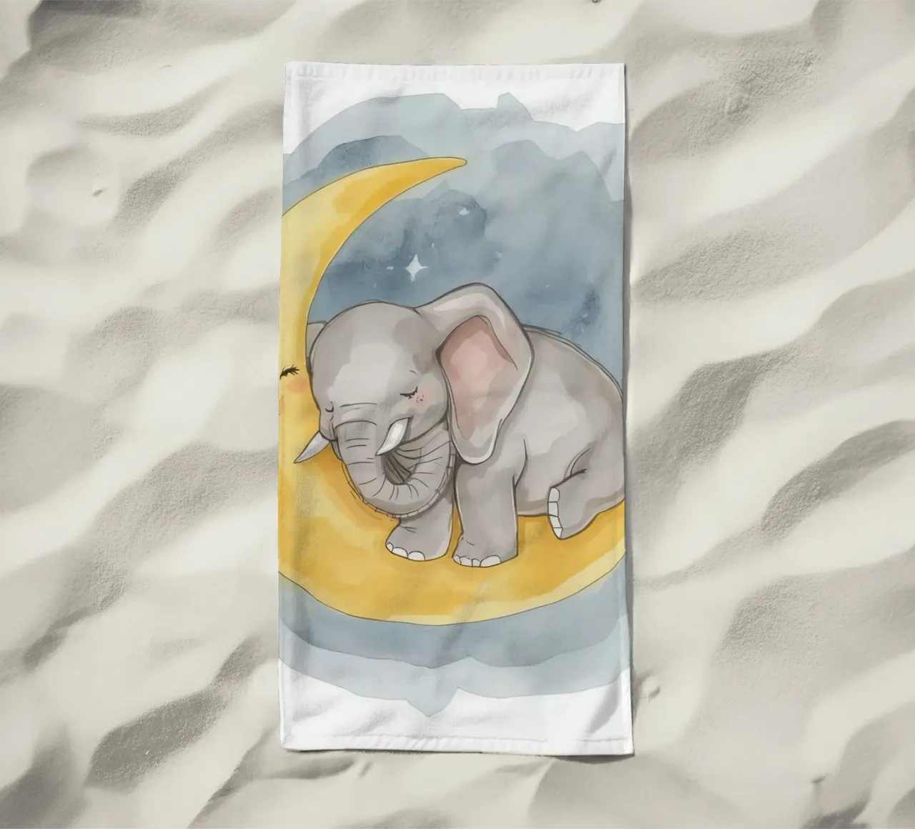 Un petit éléphant se repose sur la lune jaune avec un visage endormi. serviette de plage de DesignDoodle