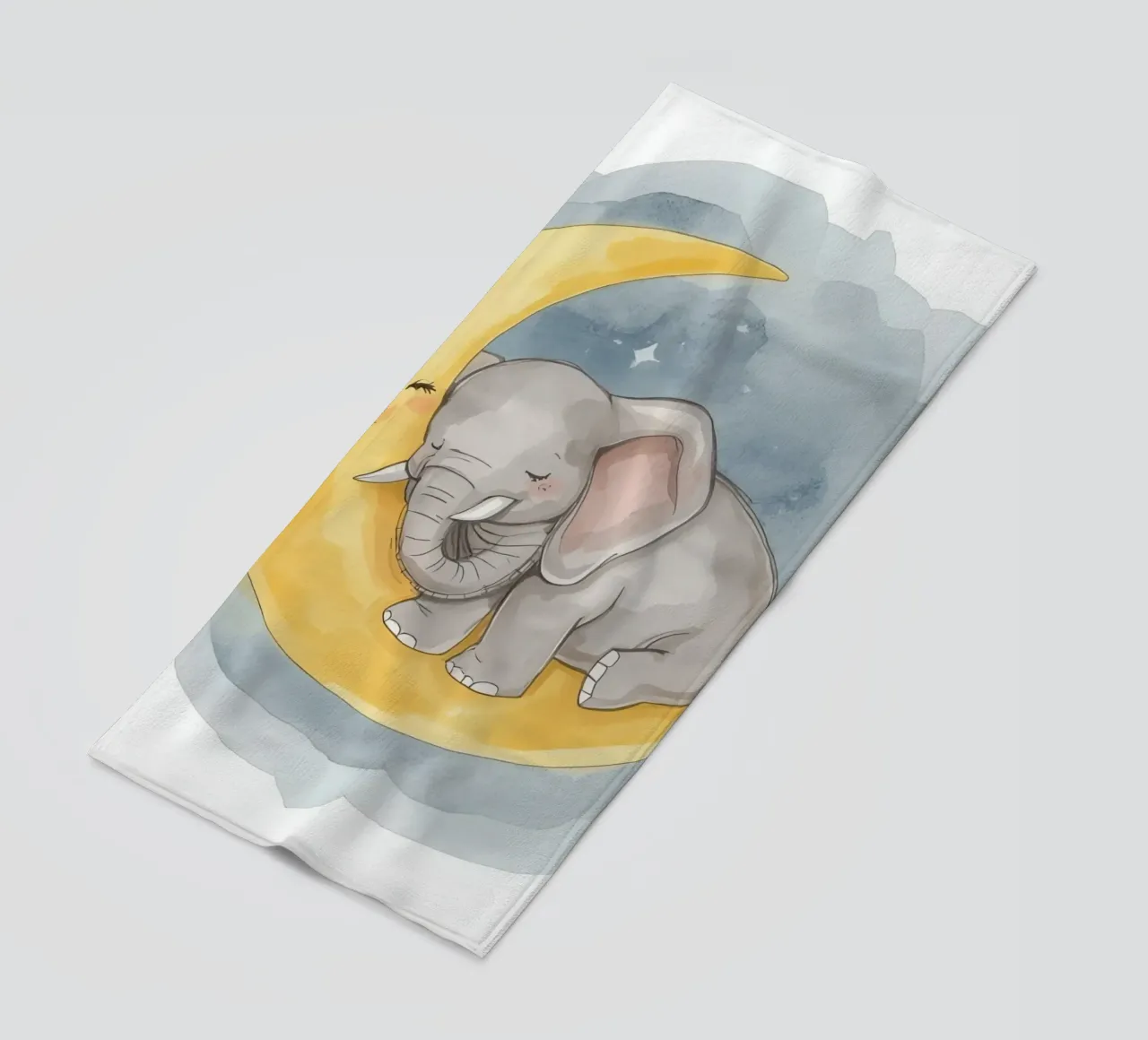 Un petit éléphant se repose sur la lune jaune avec un visage endormi. serviette de plage de DesignDoodle