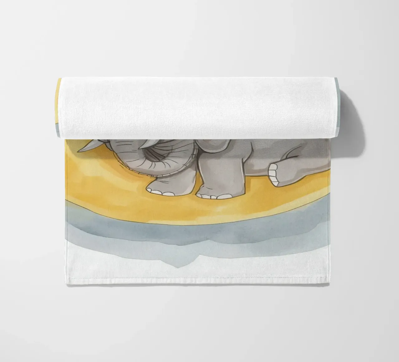 Un petit éléphant se repose sur la lune jaune avec un visage endormi. serviette de plage de DesignDoodle