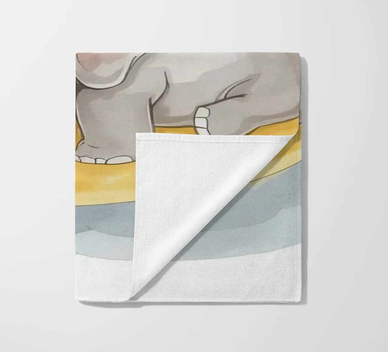 Un petit éléphant se repose sur la lune jaune avec un visage endormi. serviette de plage de DesignDoodle