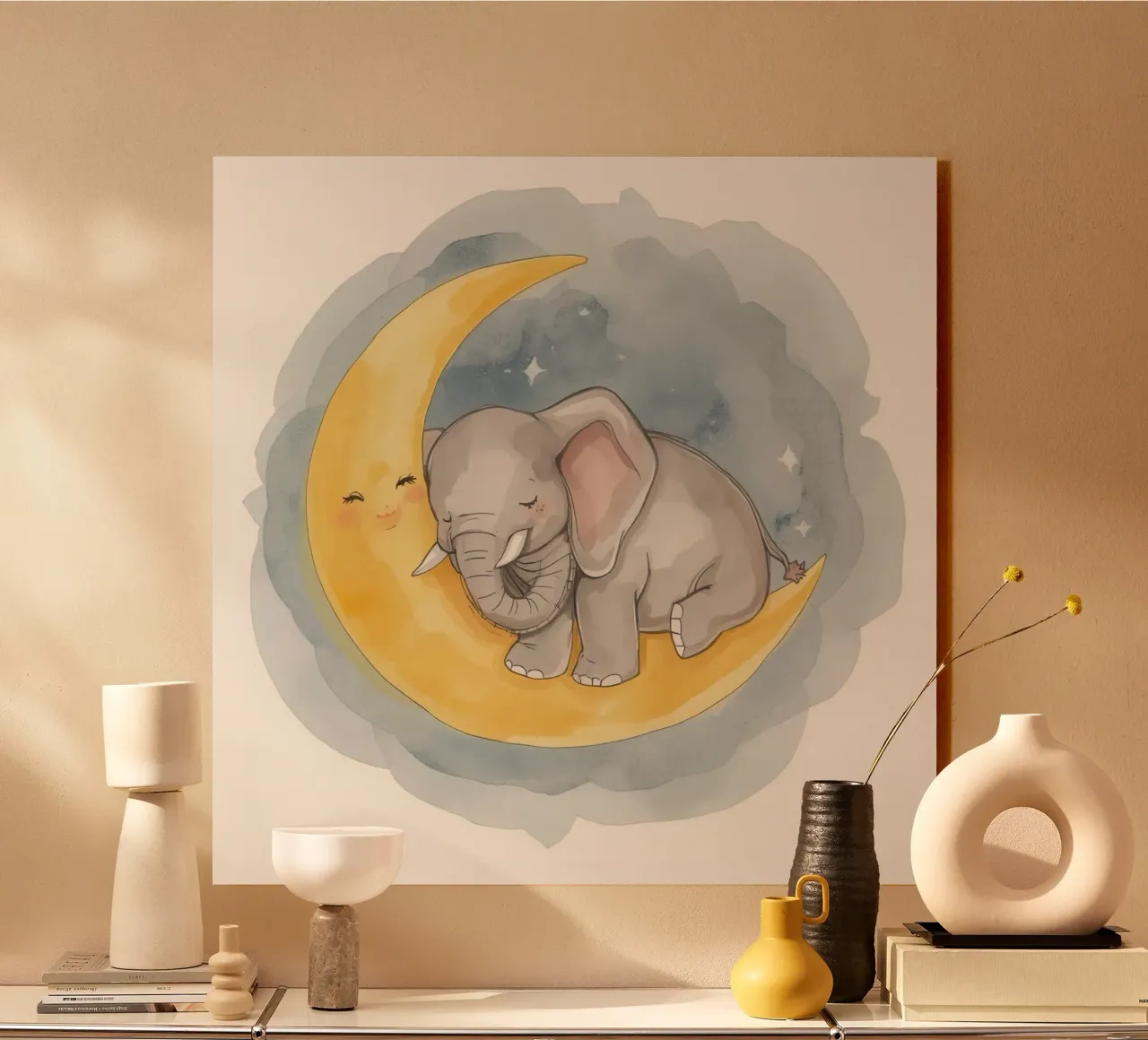 Un petit éléphant se repose sur la lune jaune avec un visage endormi. alu dibond de DesignDoodle
