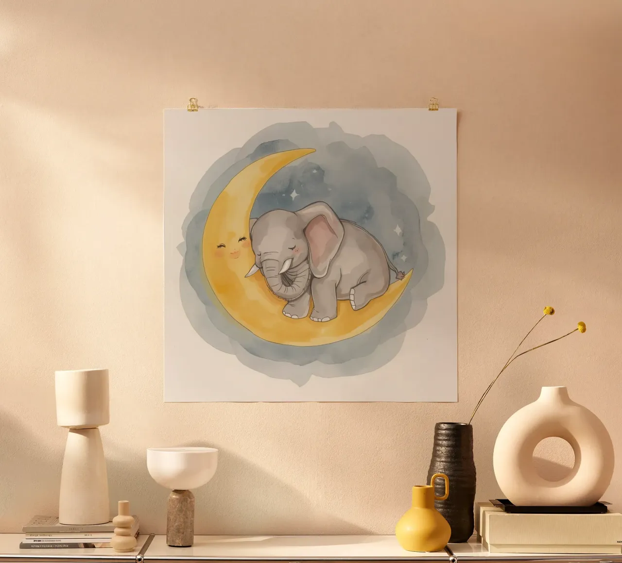 Un petit éléphant se repose sur la lune jaune avec un visage endormi. hahnemühle de DesignDoodle