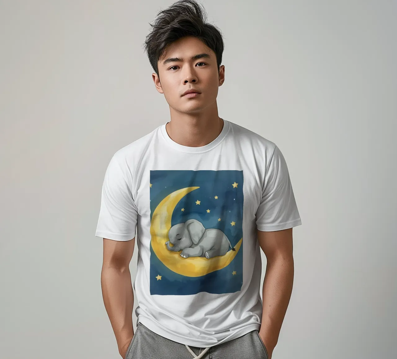 Il piccolo elefante dorme tranquillo sulla Luna dorata t-shirt da DesignDoodle