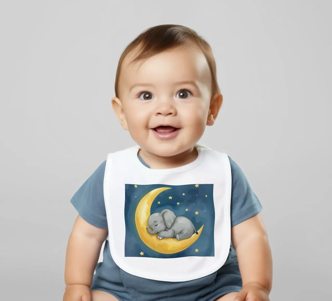 Il piccolo elefante dorme tranquillo sulla Luna dorata bavaglino da DesignDoodle