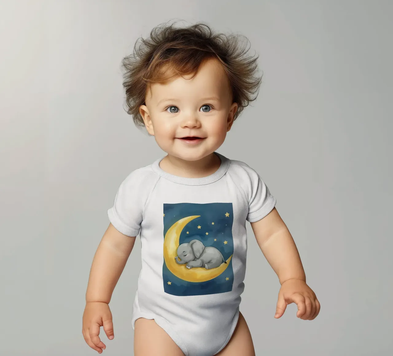 Il piccolo elefante dorme tranquillo sulla Luna dorata body neonato maniche corte da DesignDoodle