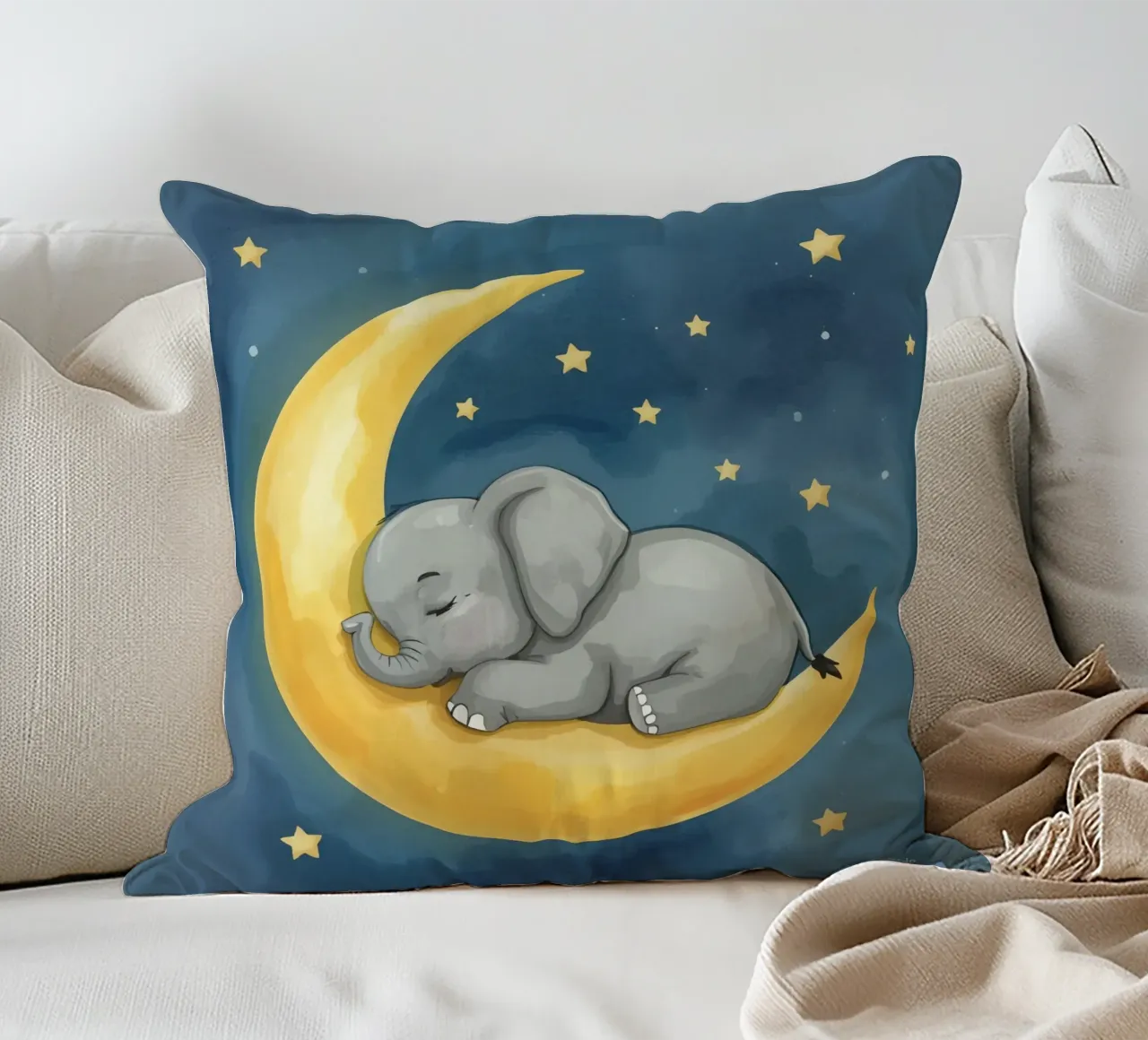Il piccolo elefante dorme tranquillo sulla Luna dorata cuscino da DesignDoodle