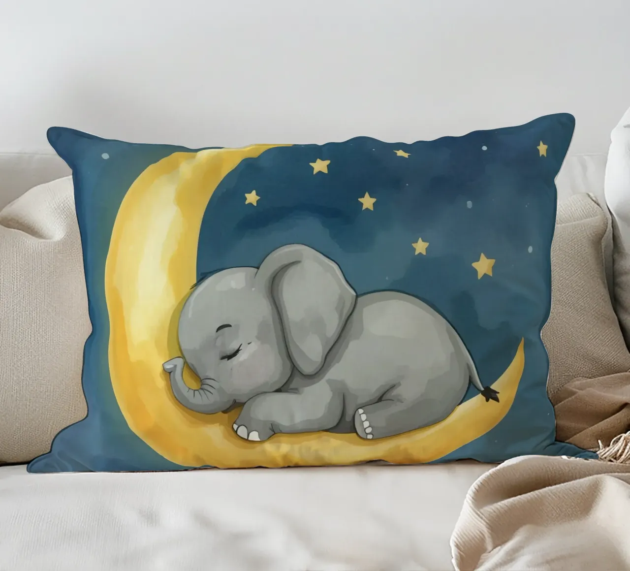 Il piccolo elefante dorme tranquillo sulla Luna dorata cuscino da DesignDoodle
