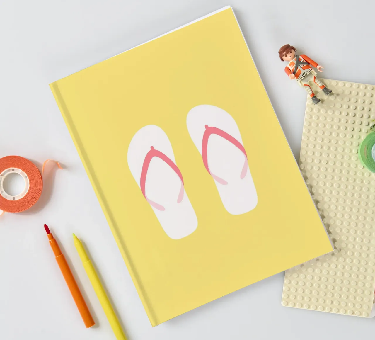 Tongs sur jaune carnet de notes de janamossmann