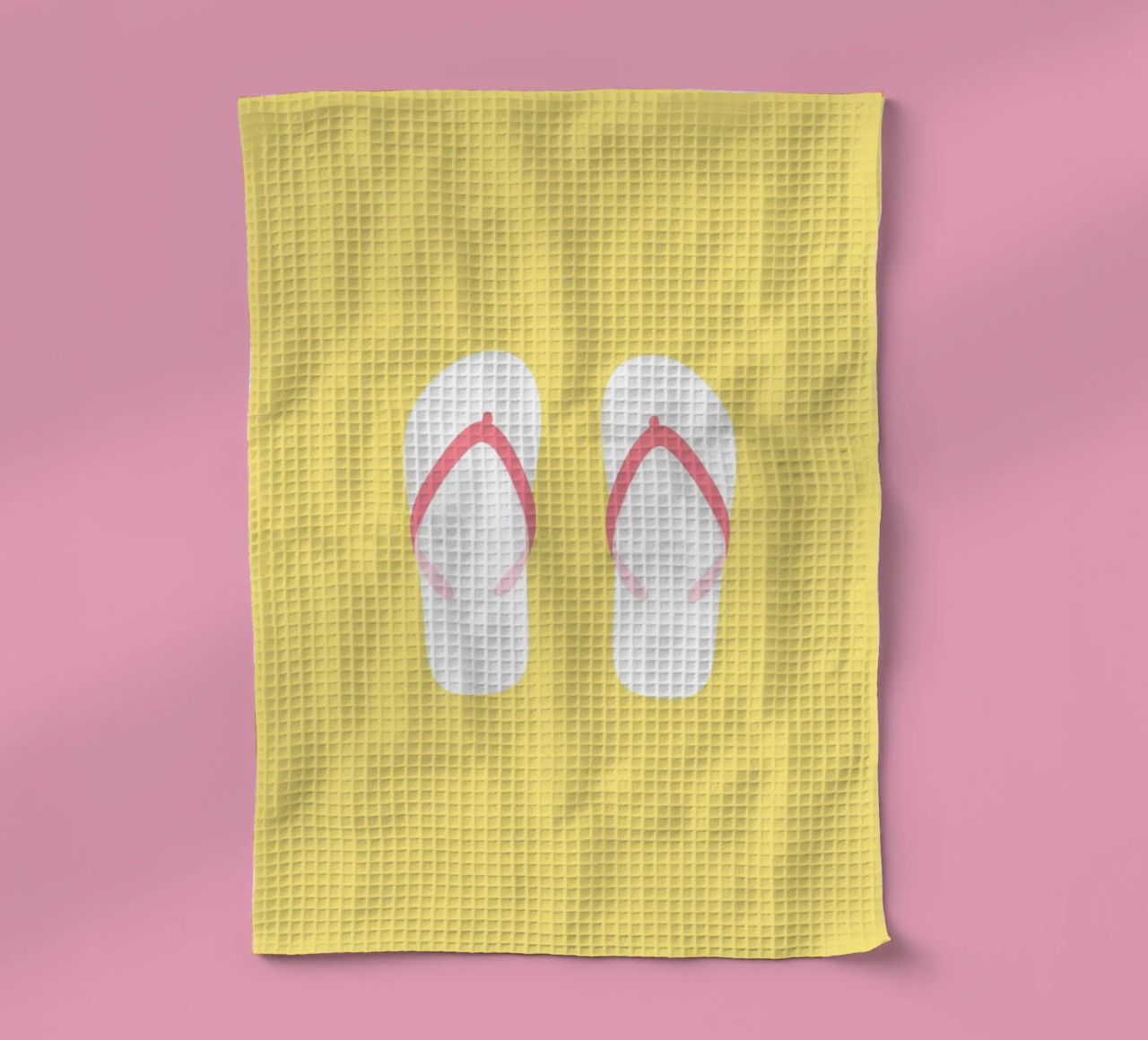 Tongs sur jaune torchon de janamossmann