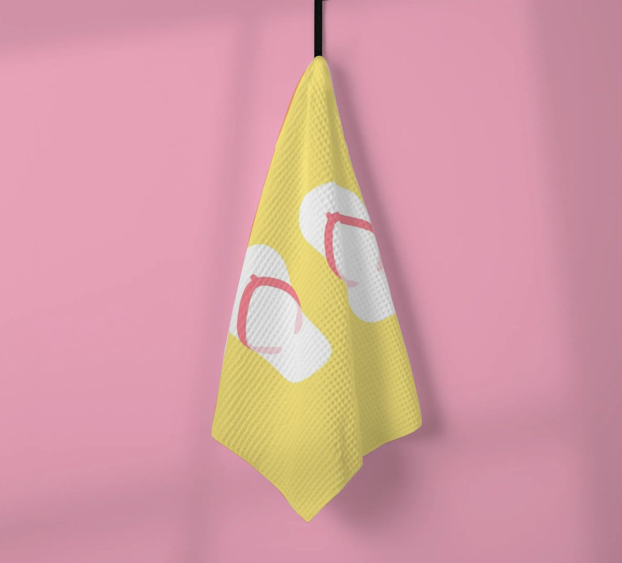 Tongs sur jaune torchon de janamossmann