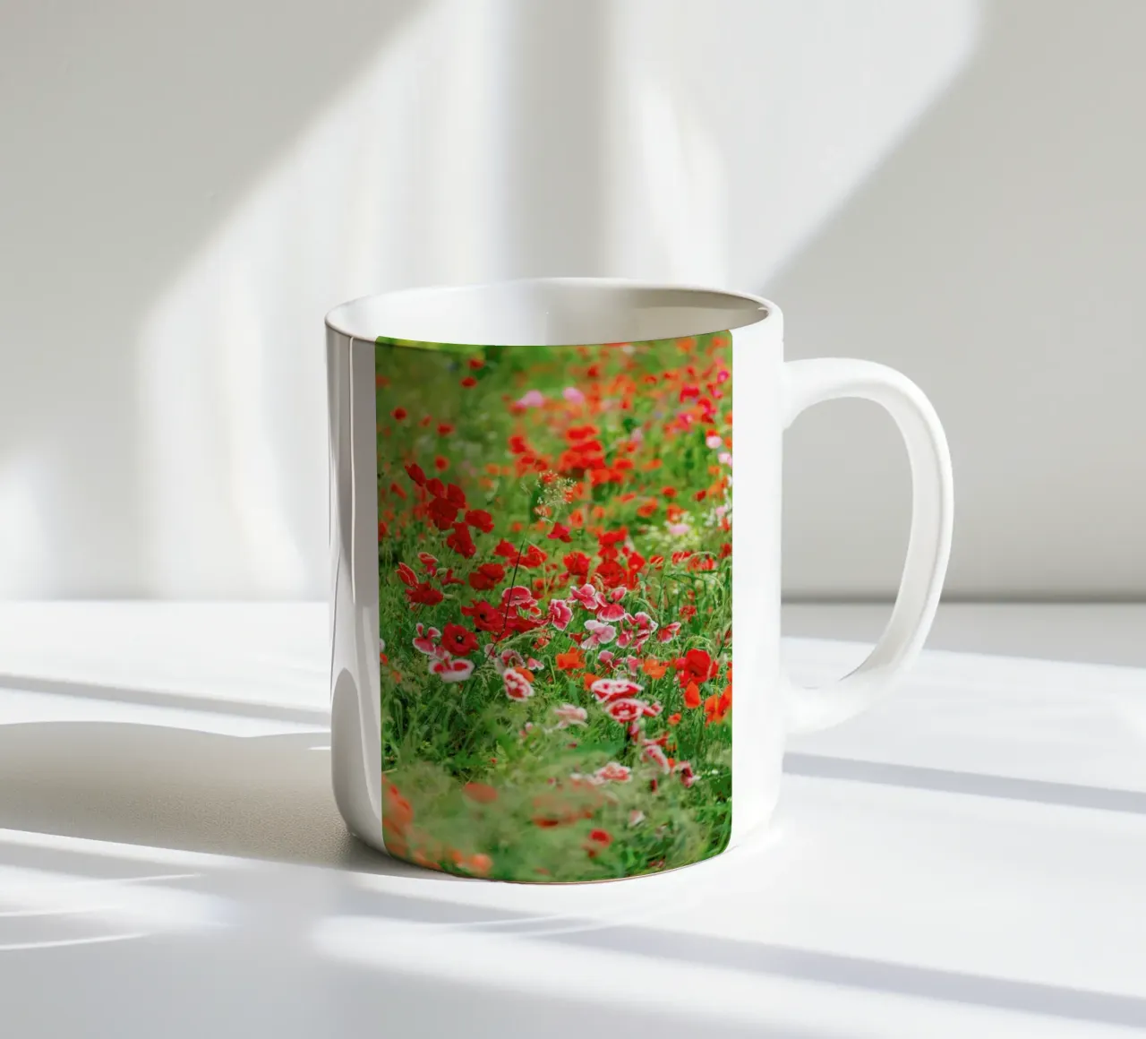 Poppy Flowerfield Portrait tazza in ceramica da Curious Collections by Marielle Leenders